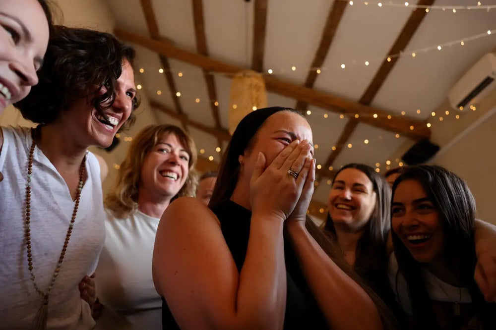 Groupe de femmes riant et partageant un moment de joie lors de la retraite spirituelle à Marrakech - Les Rayonnantes - retraite féminine bien-être